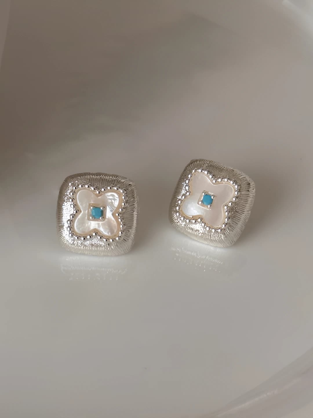 Silver post - Silver