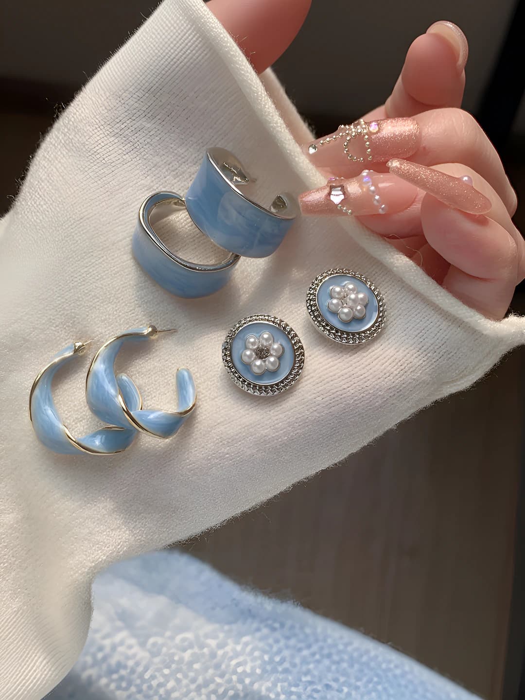 Ayollar uchun koreys uslubidagi soddalikdagi C shaklidagi ko'k rangli enameled ziraklar