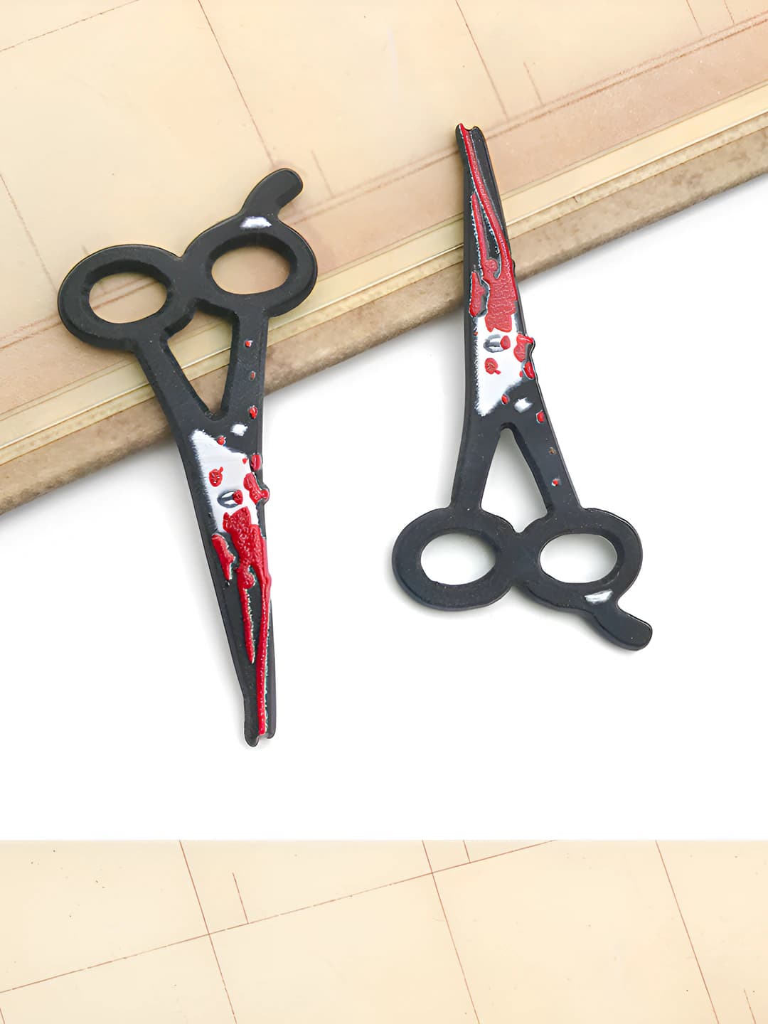 1 pc acrylic bloody scissors - 0.7g - 23x50mm - 16984
