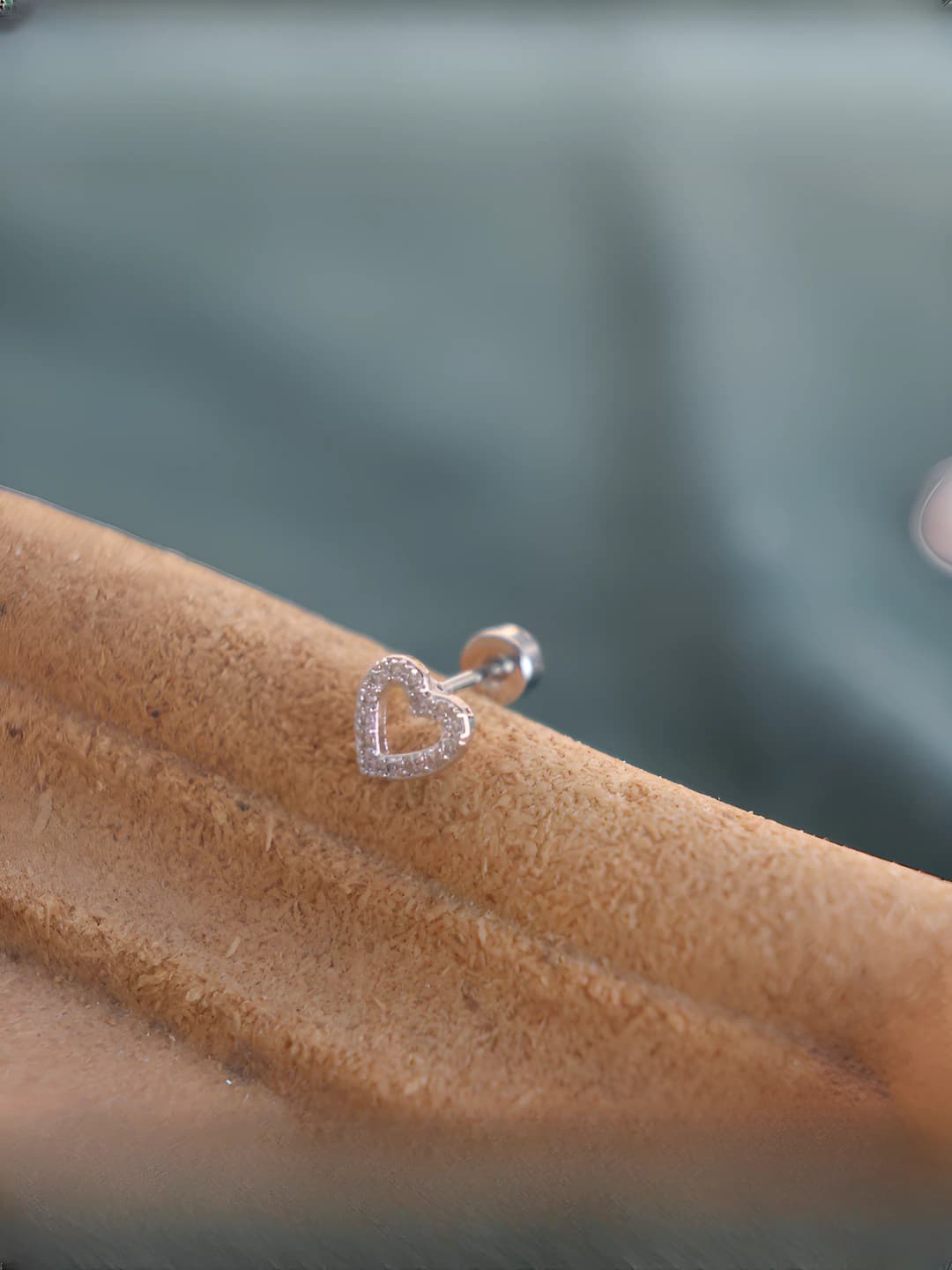Heart full zircon spiral stud