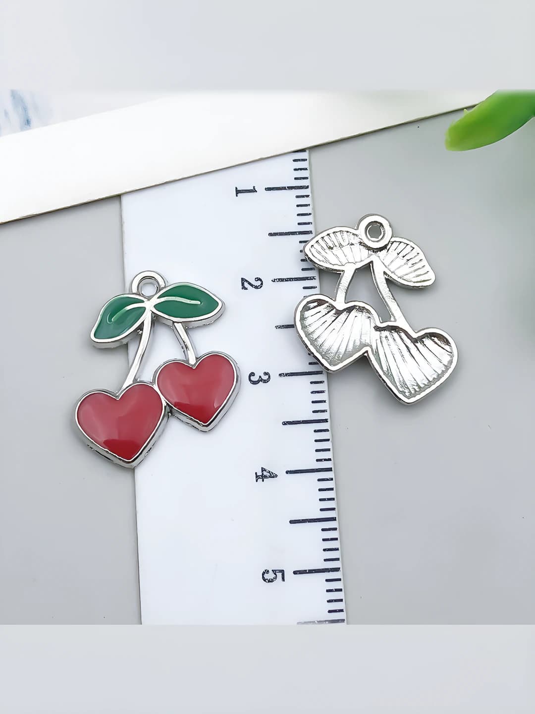 White K red heart cherry 18x18x2mm-1.15g