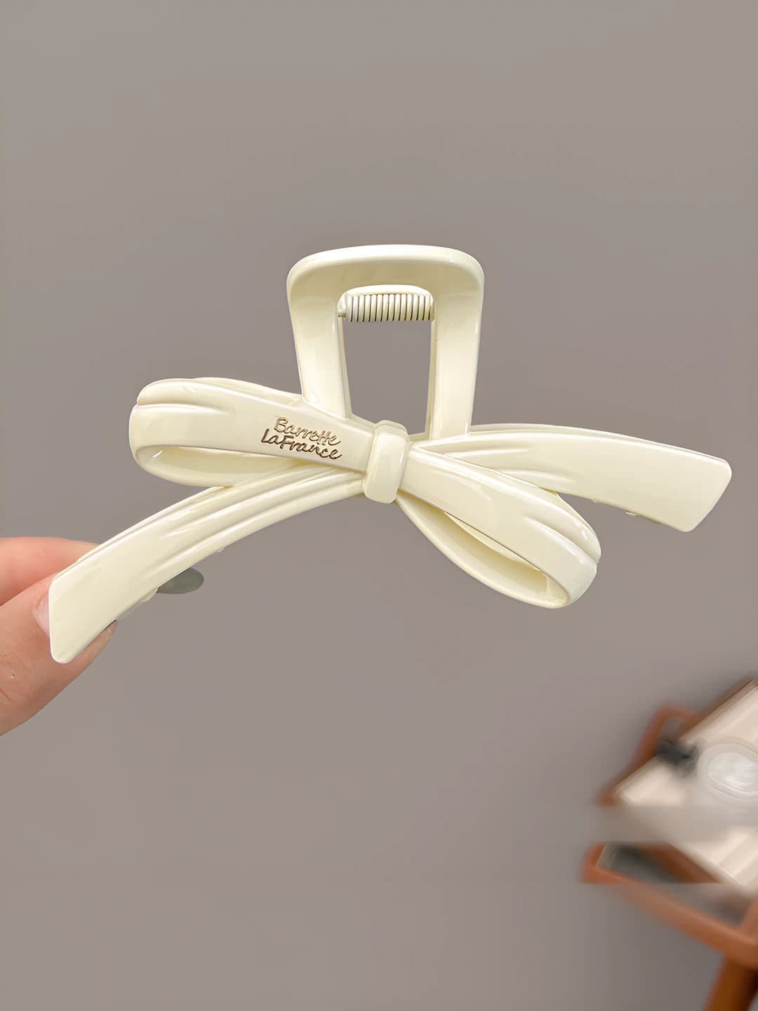Bowtie with gold tag, white, 13 cm