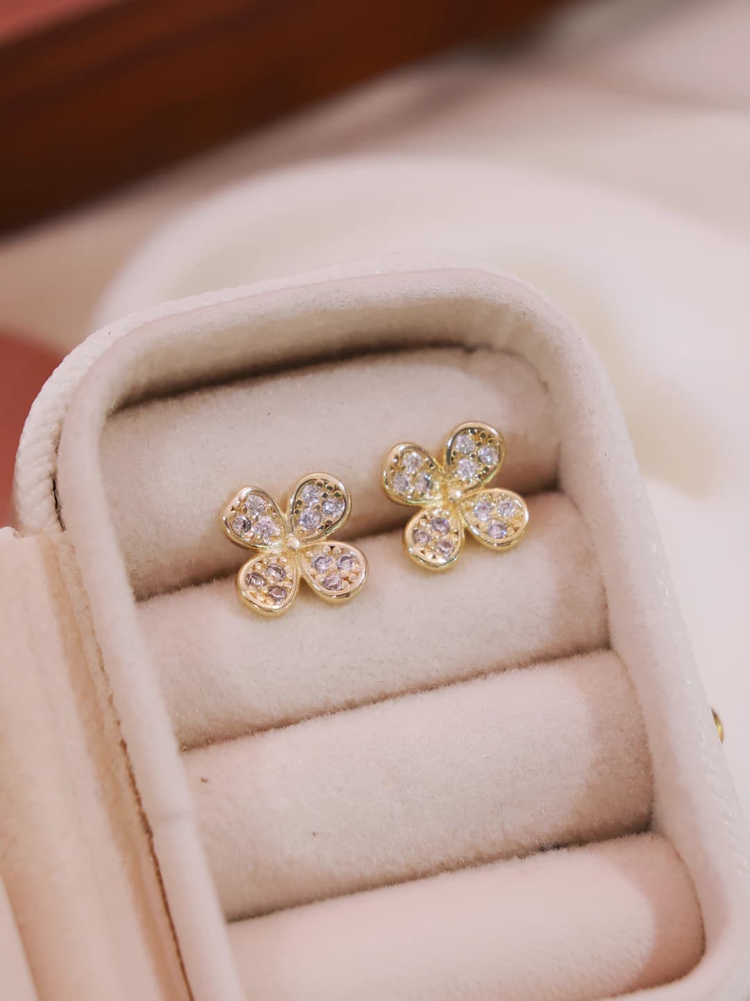 Four-leaf zircon flower studs, 1 pair