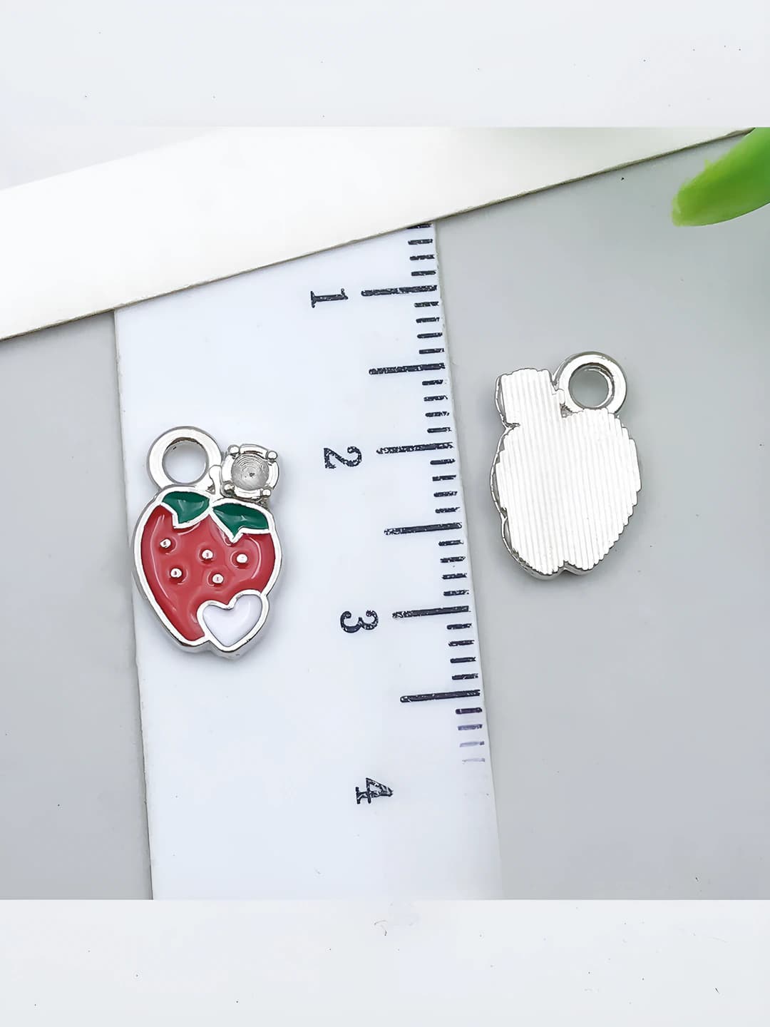 White K red strawberry 9x13mm-0.7g