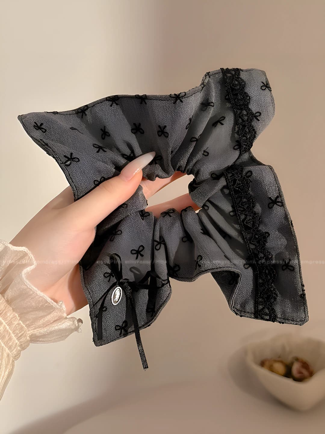 Grey bow square 20 cm