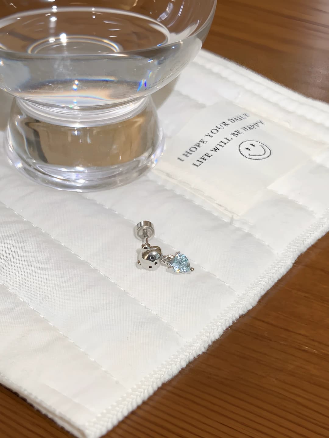 Ayollar uchun 316L titan po'latdan yurak shaklidagi zirkonli ayiq quloq tirqishiga qo'yiladigan yengil okean ko'k rangli yaltiroq zargarlik buydi