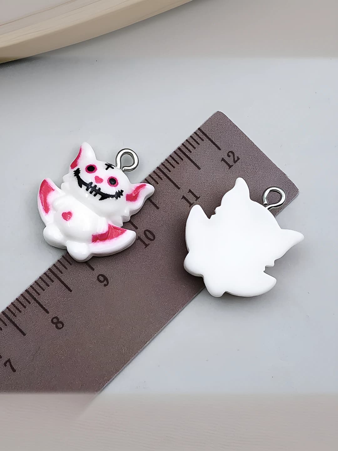 White resin Halloween devil vampire 19x21mm-1.2g