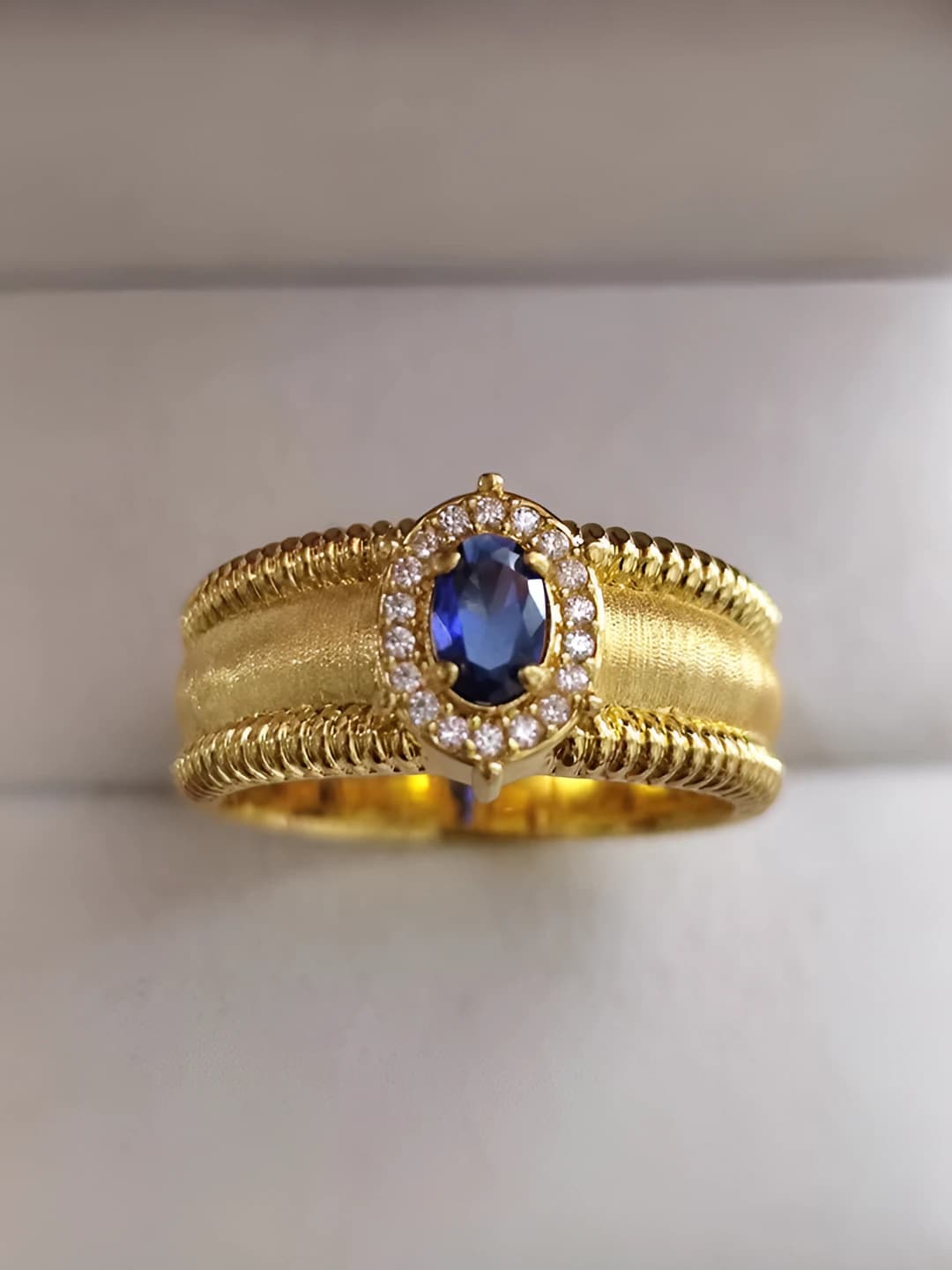 Pigeon egg ring - Blue diamond