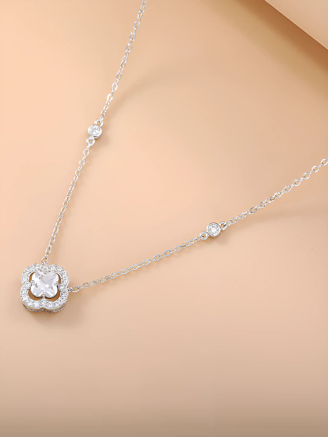 Women's short necklace made of copper alloy with pink zircon and four-leaf clover
