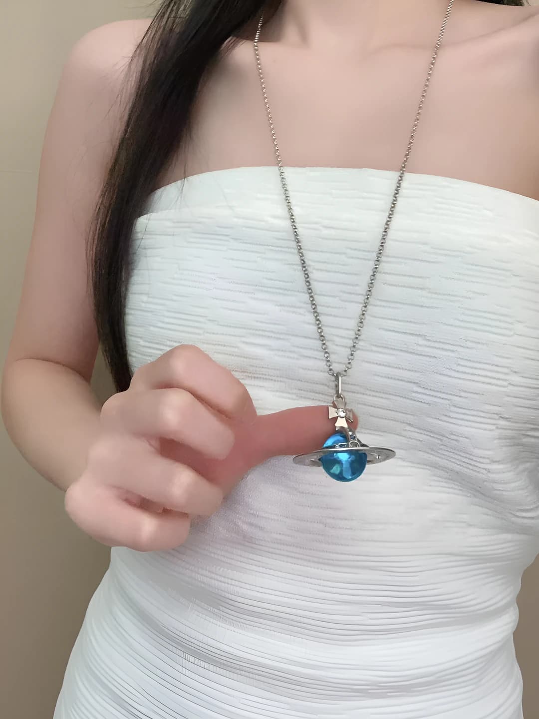 Ko'k Saturn taqinchoq