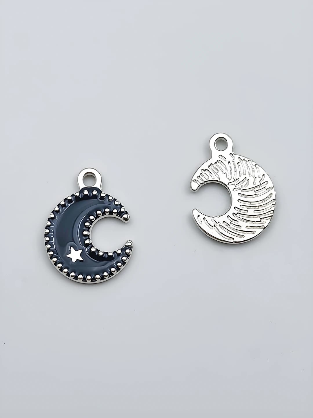 White K black star moon 17x12x1mm-0.6g