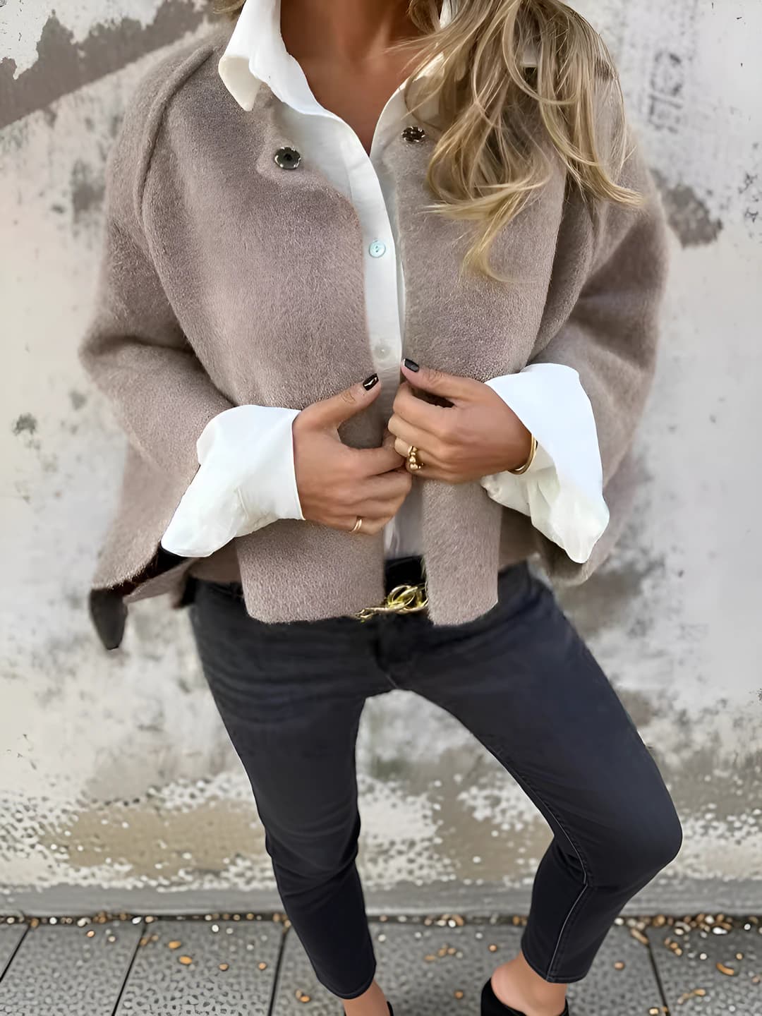 Ayollar uchun 2026 kuz-qish mavsumi uchun bo'sh (oversize) kalta kashemir uzun yengli jaket