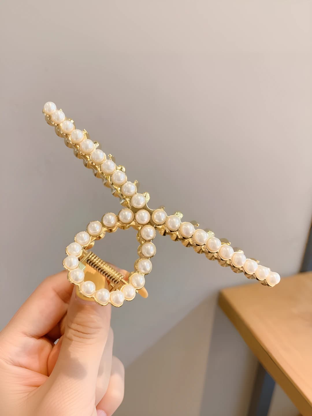Large pearl hair clip