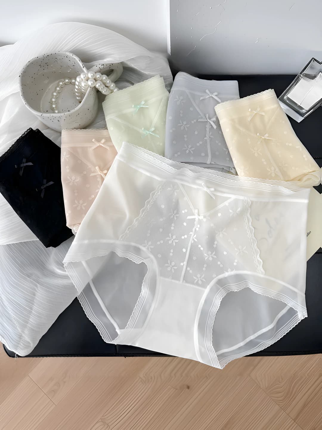 Women's lace briefs, ice-silk fabric, quick-dry, breathable, antibacterial, mid-waist, solid colour, all-season