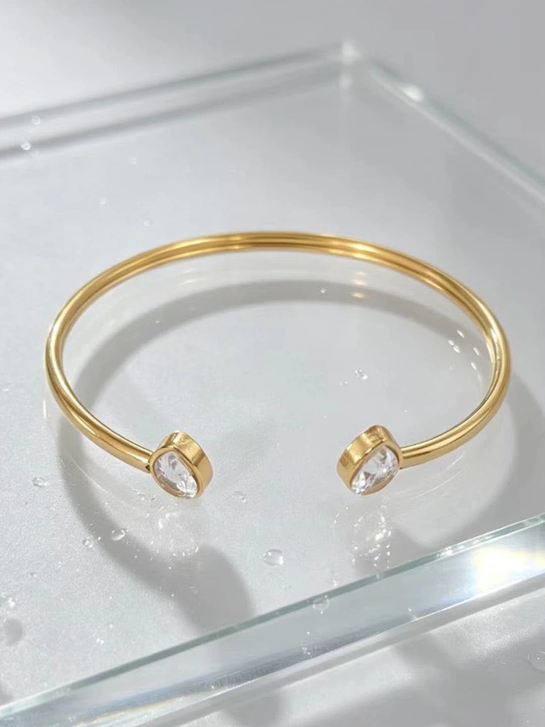 Drop-shaped white bangle
