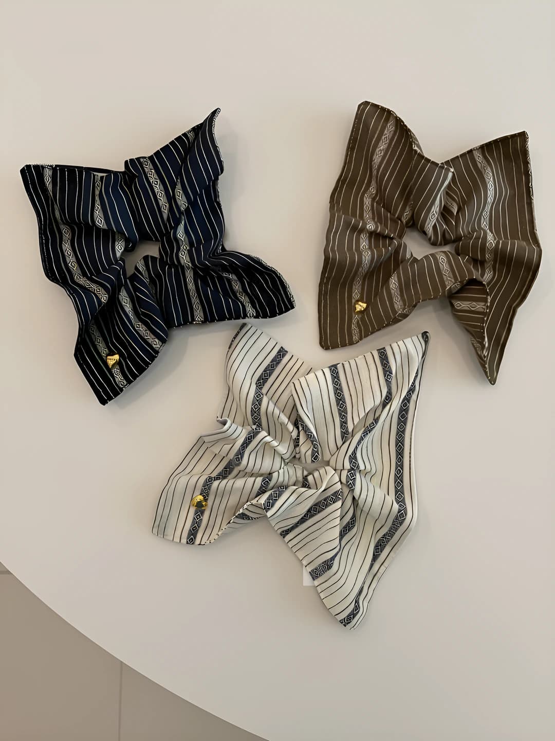 Ayollar uchun koreys uslubida retro chiziqli katta kvadrat shakldagi mato rezinka