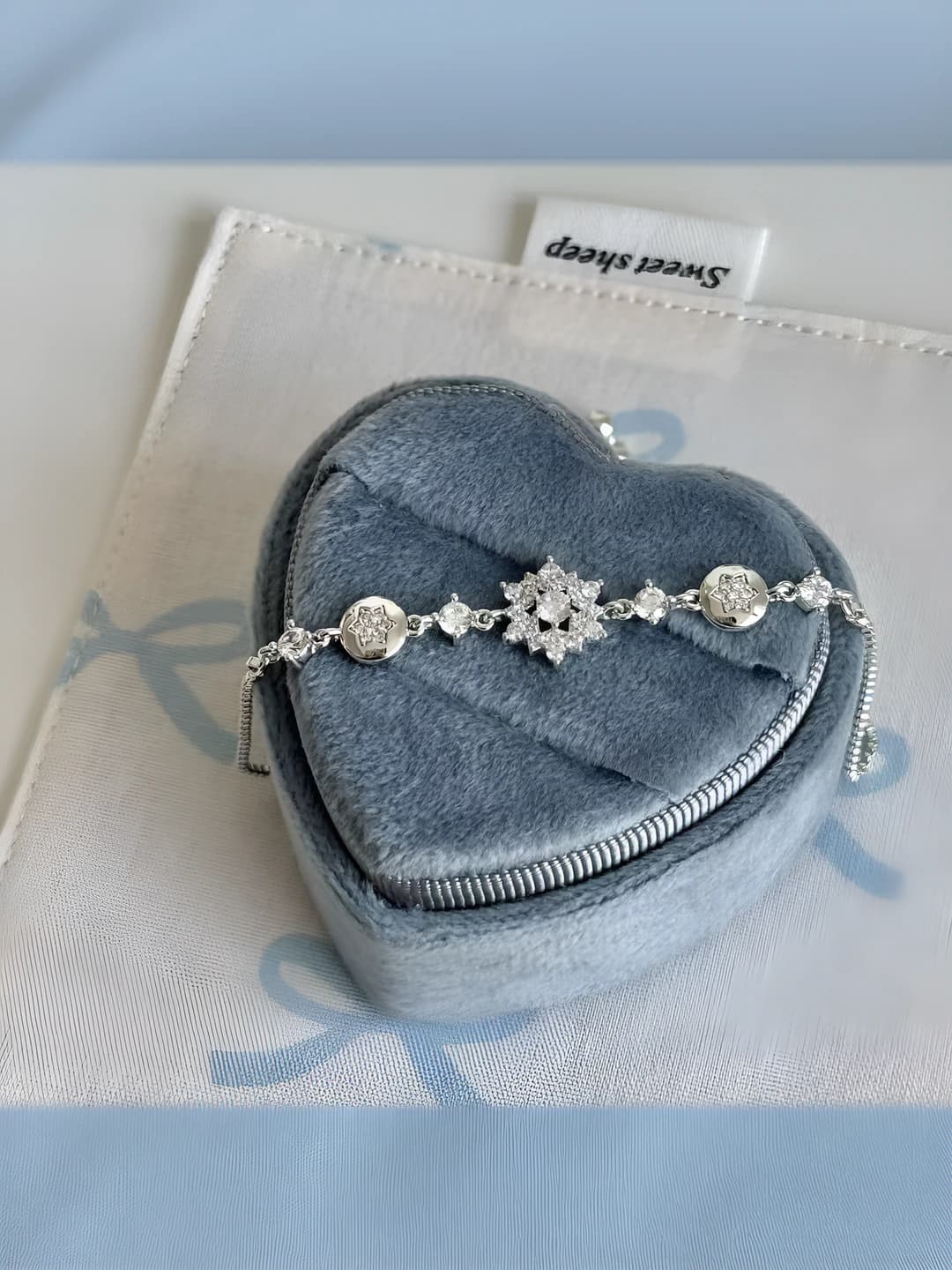 Women's bracelet with zircon and snowflake design, adjustable