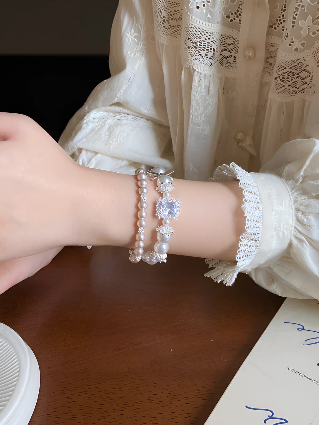 Women's French retro style bracelet with zircon and imitation pearl heart design