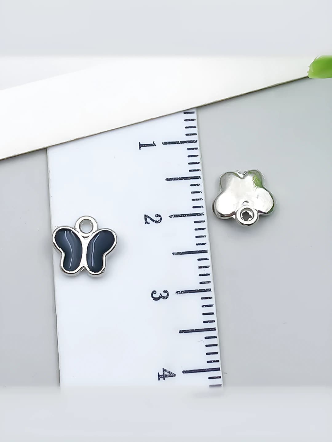 1 pc White K Black Butterfly 8x8mm-0.3g-21894