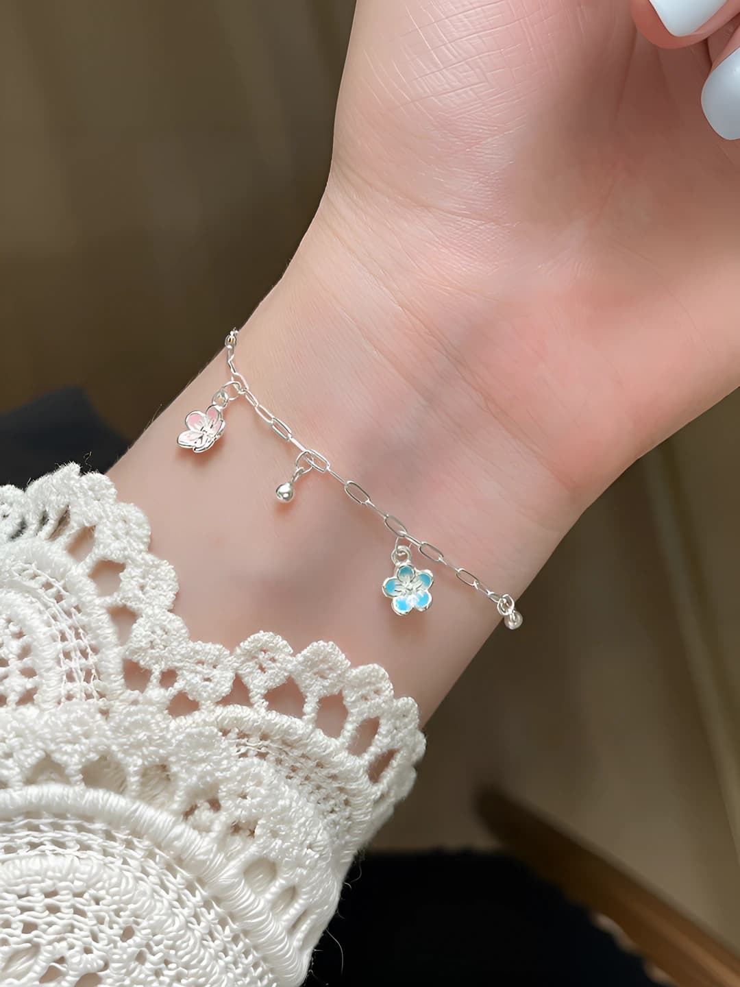Ayollar uchun gullar charm bilaguzuk, yozgi, ins uslubidagi, shirin va yangi, oddiy dizayn