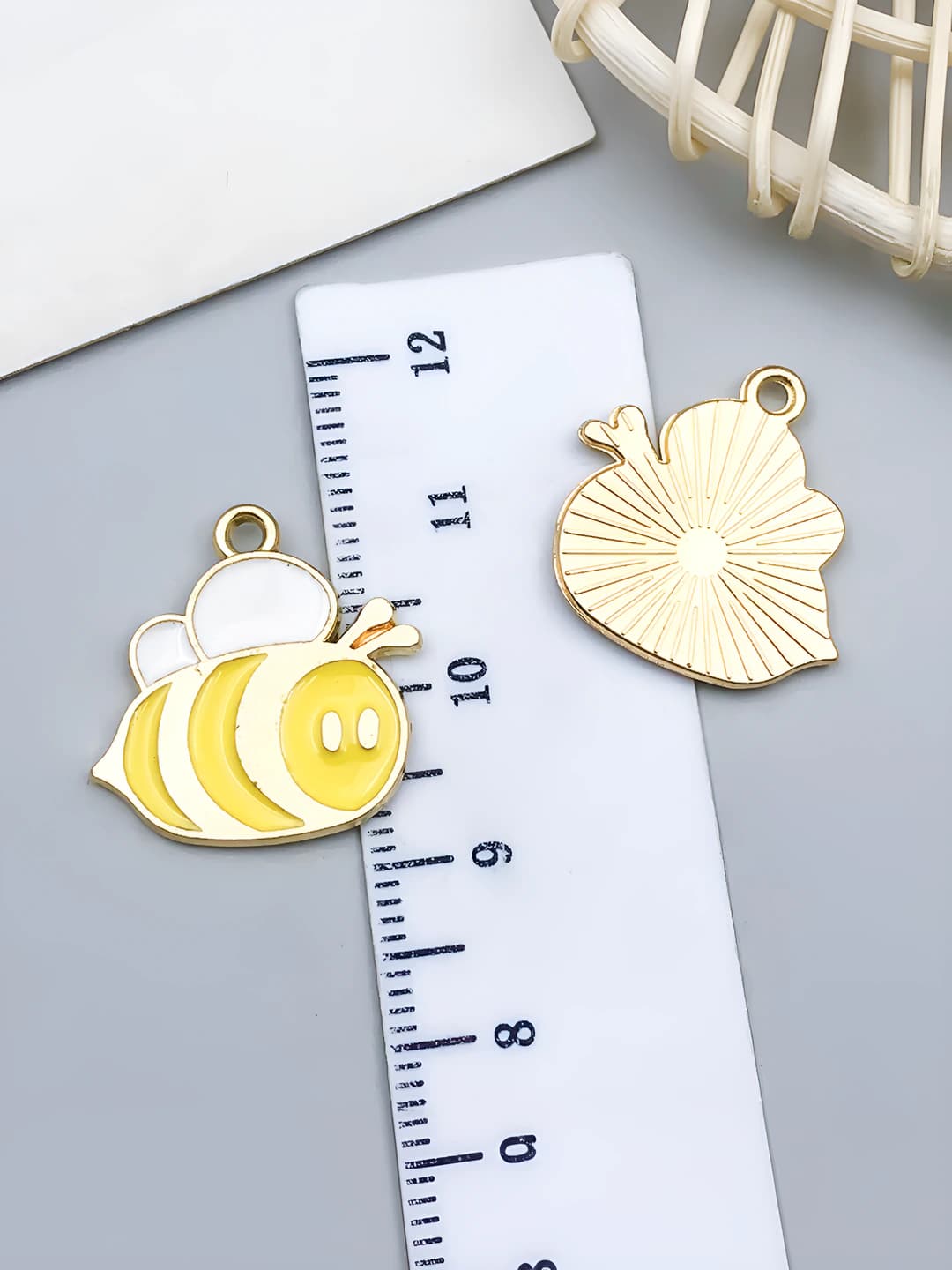 1 шт. жёлтая пчела 20x20x1mm-1.6g-24140