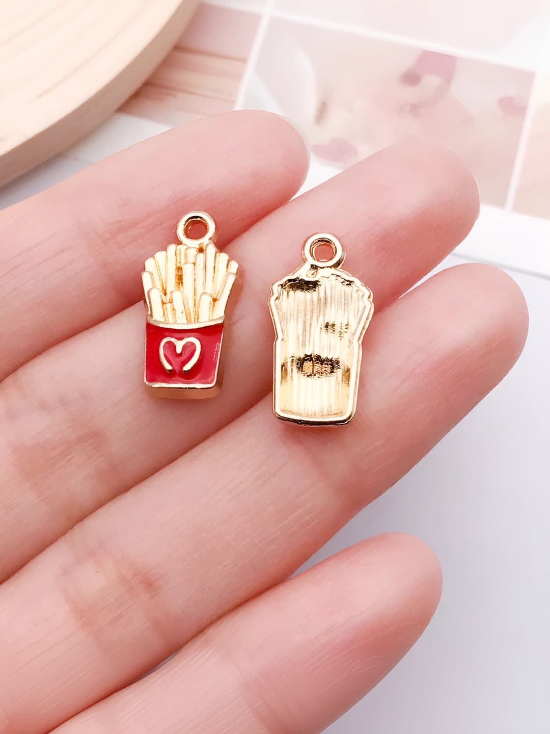 1 pc red dessert fries 18x9.5x4mm-1.4g