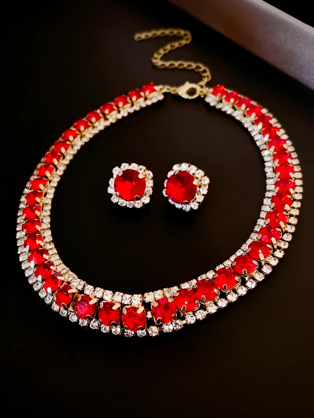 Red 2-piece earring and necklace set