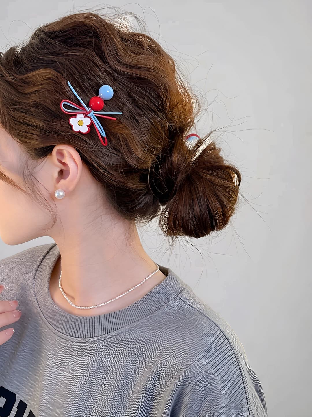 Red-blue floral side clip, 5.5 cm