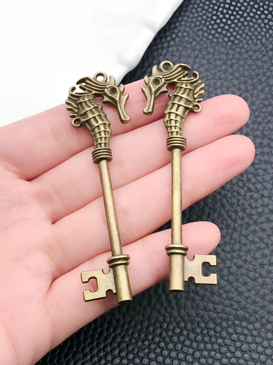 1 dona qadimiy moviy qora at kalit 20×71mm-8g-7535