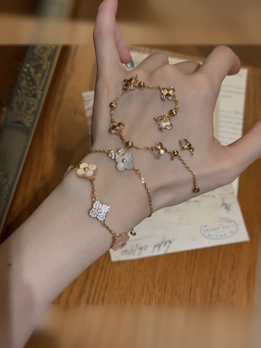 Women's bracelet with zircon flowers, gold-toned, urban style, light luxury style, hand jewelry