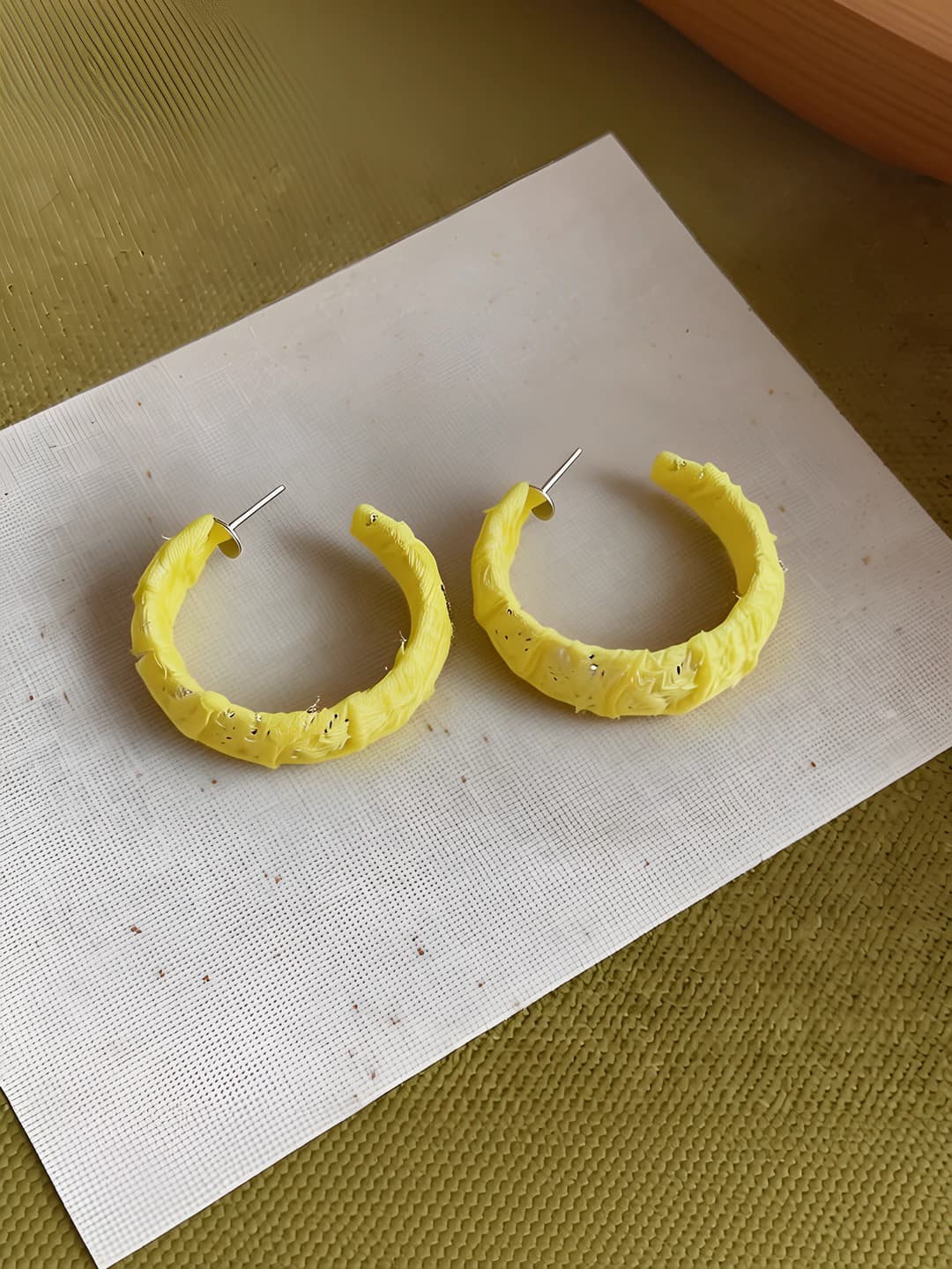 Silver post - Yellow