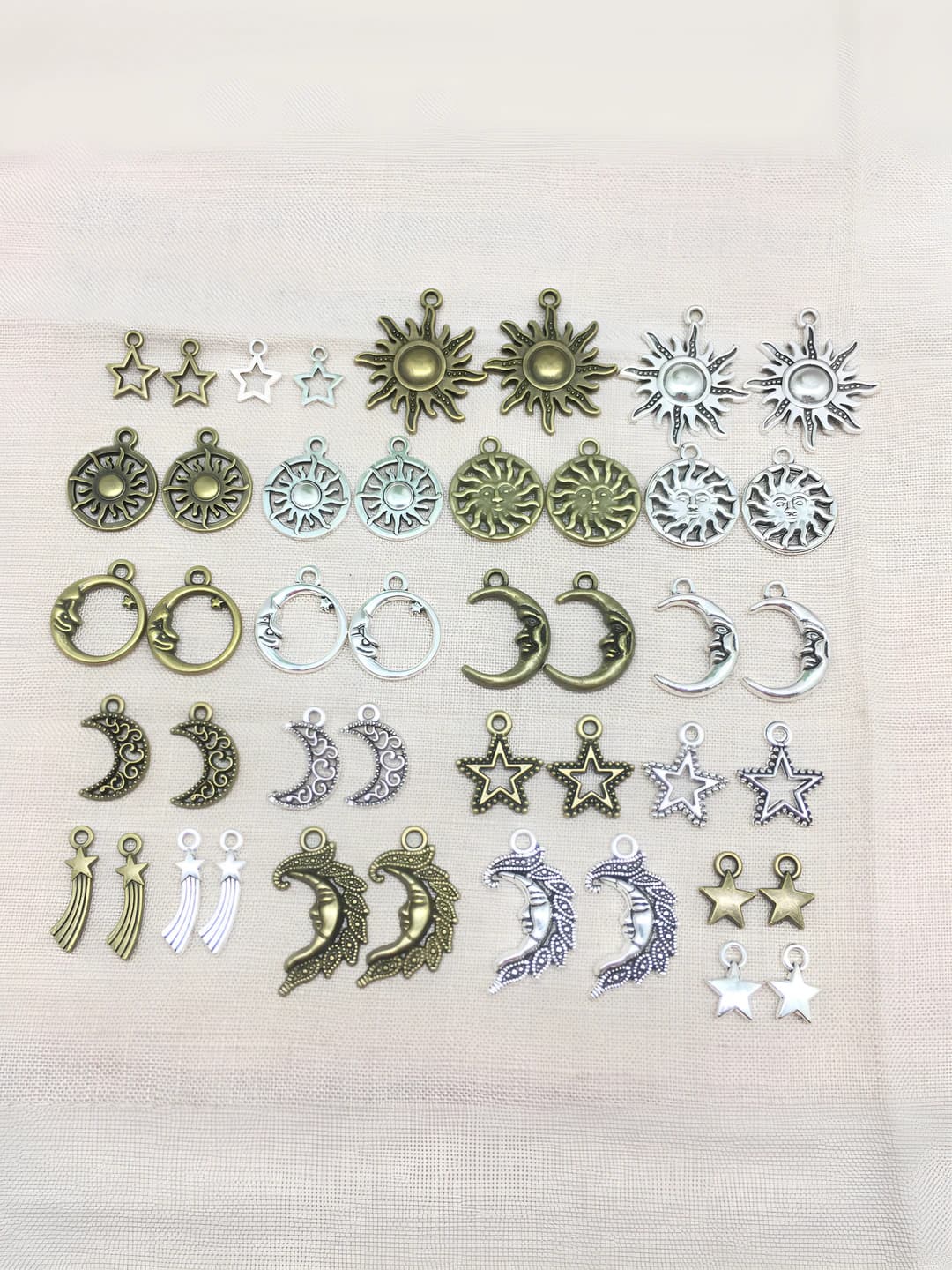 Ayollar uchun DIY qotishma sharmlar: yulduz, oy, quyosh, yulduzcha, to'qilgan naqshli zanjir va bilaguzuk uchun