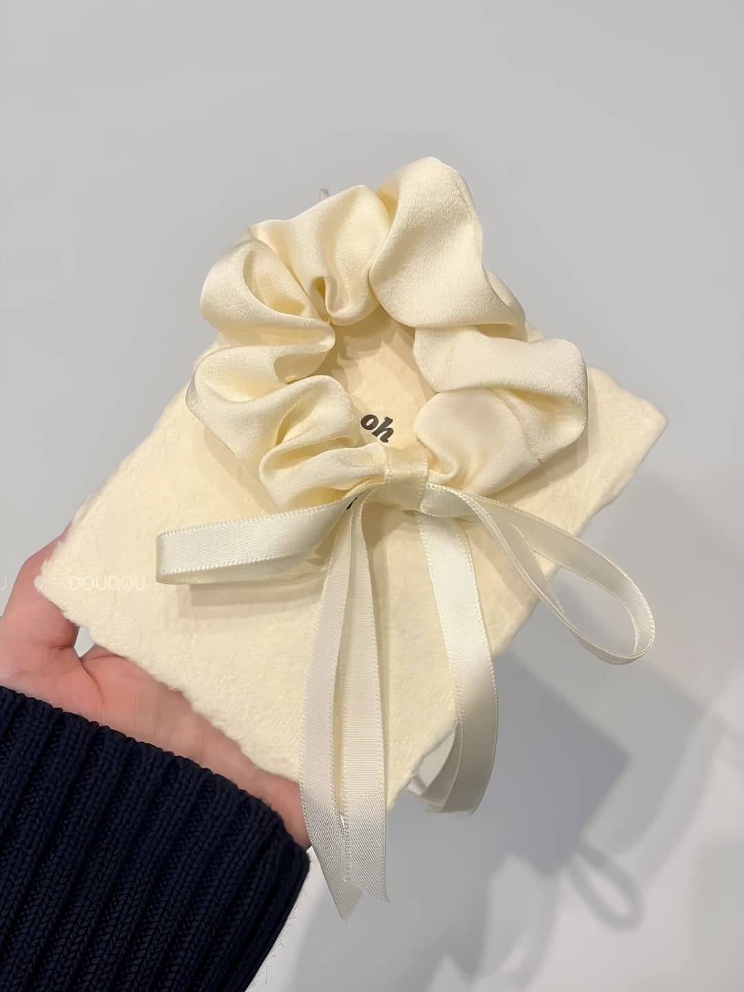 White, bow 9 cm