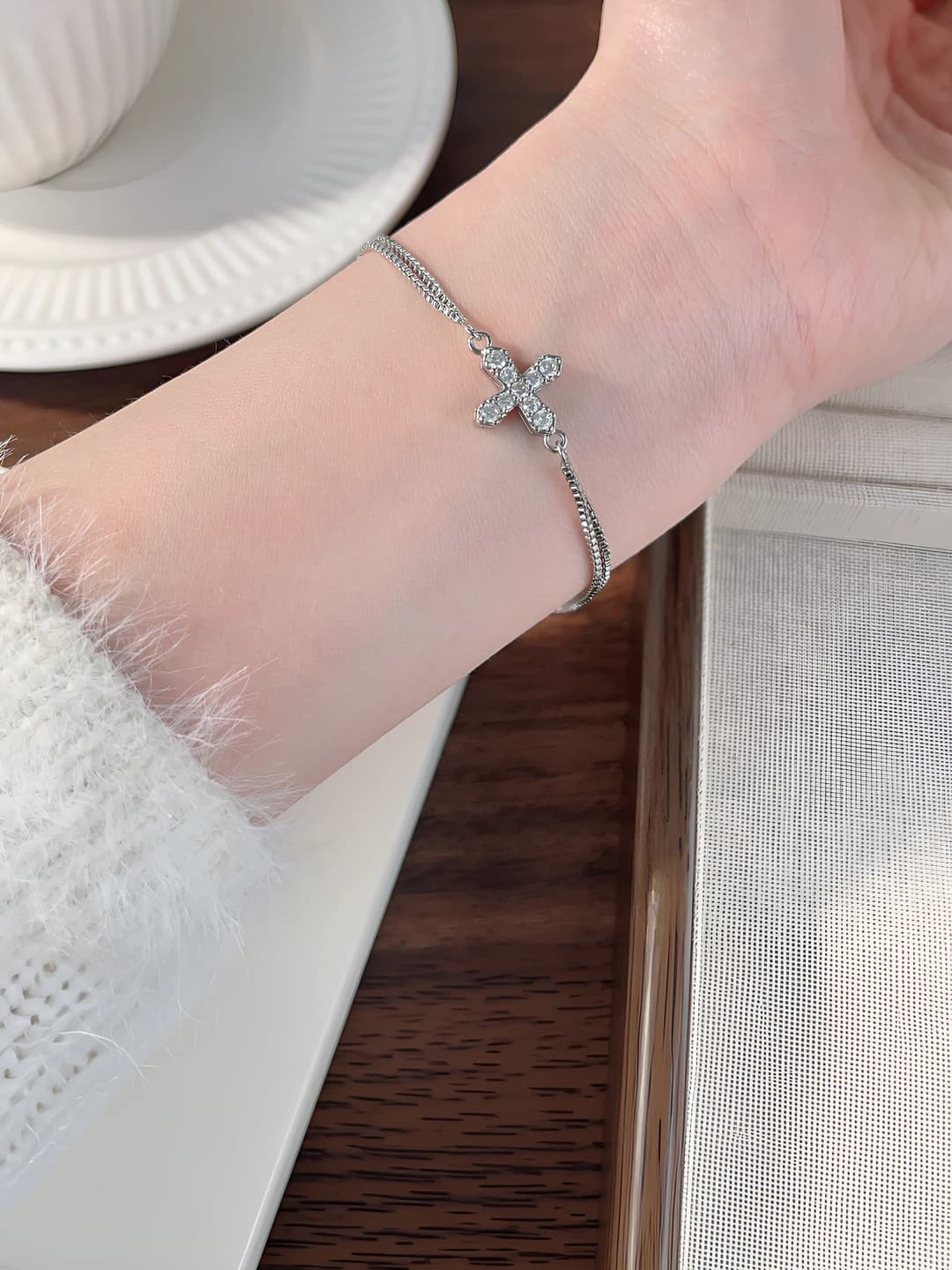 Women's double cross bracelet in cold style, simple and elegant design element