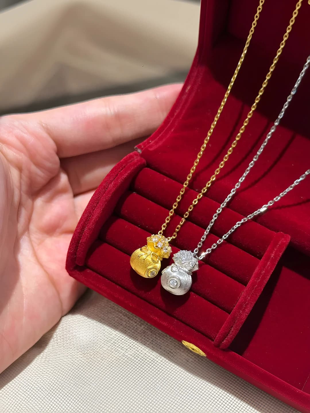 Women's gold necklace with bow pendant, rhinestone, national style, light luxury feel