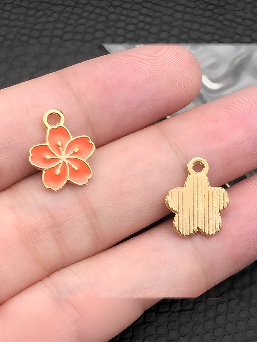 1 dona to'q pushti kichik sakura 12x14.5mm-0.7g