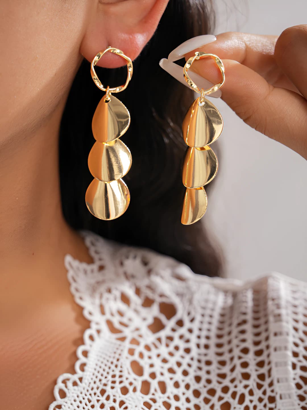 Women's drop earrings with metallic glossy finish, round tassels, silver posts, individual and fashionable, niche premium feel