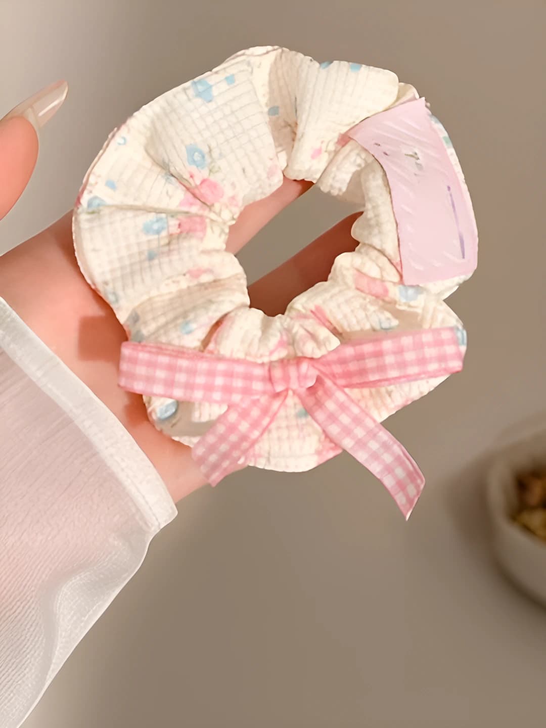 White plaid, pink bow 8 cm