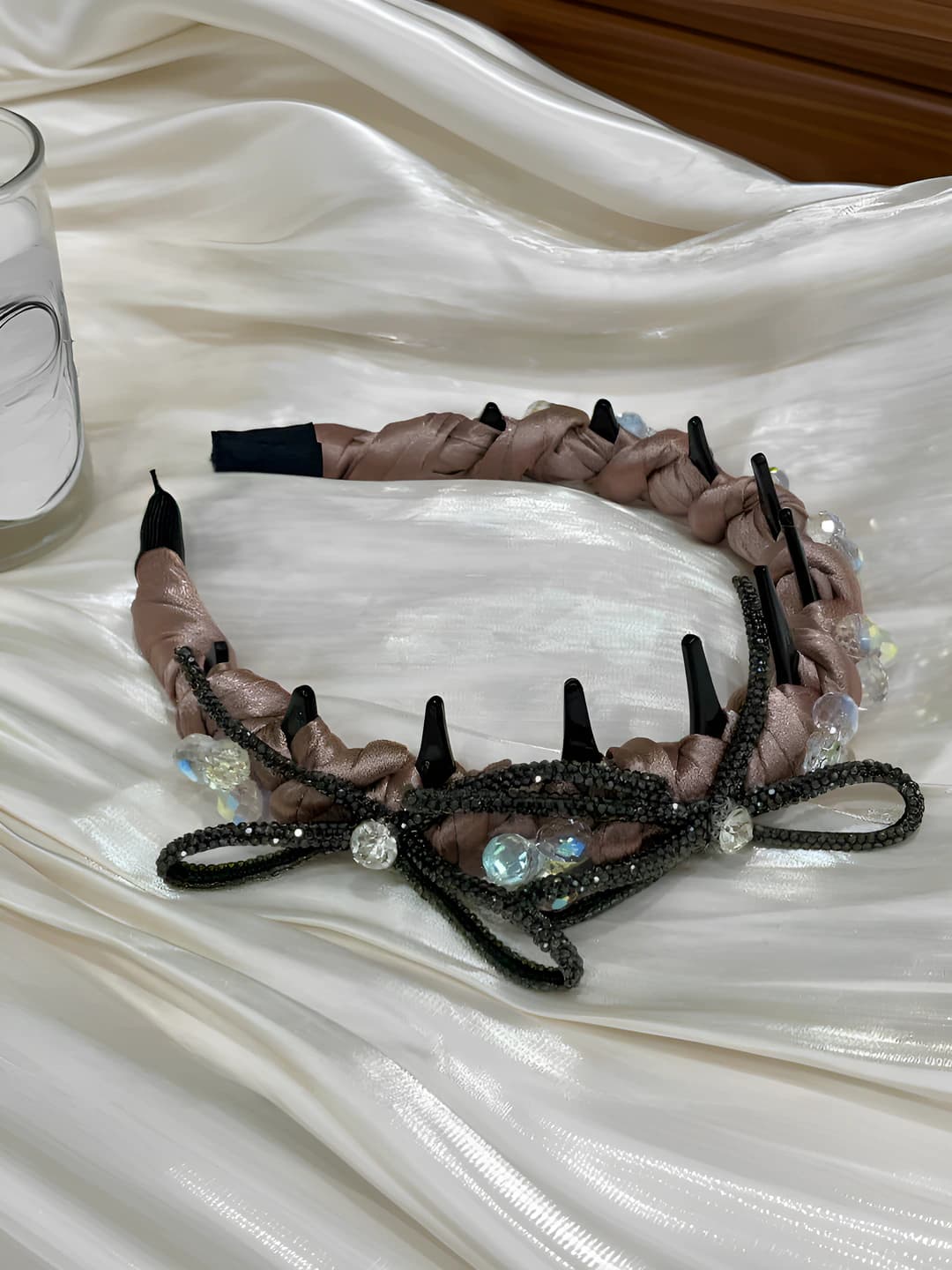Розовый, складчатый с бриллиантами