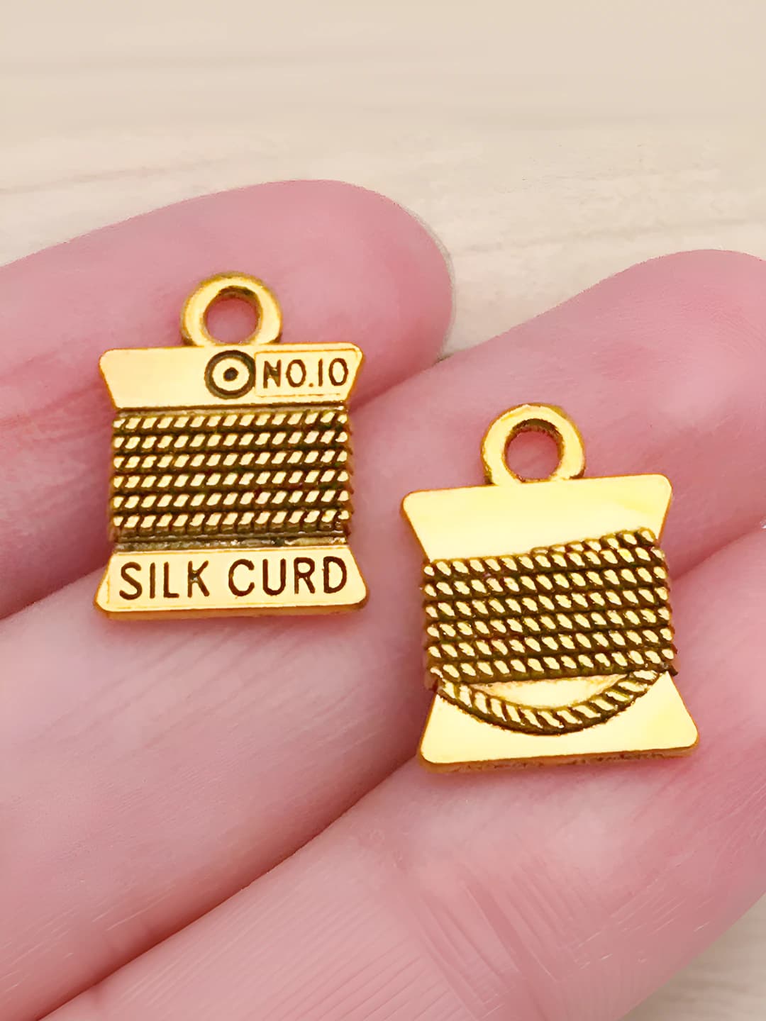 1 dona qadimiy oltin rangli ip o'qi 10x15mm-1.2g