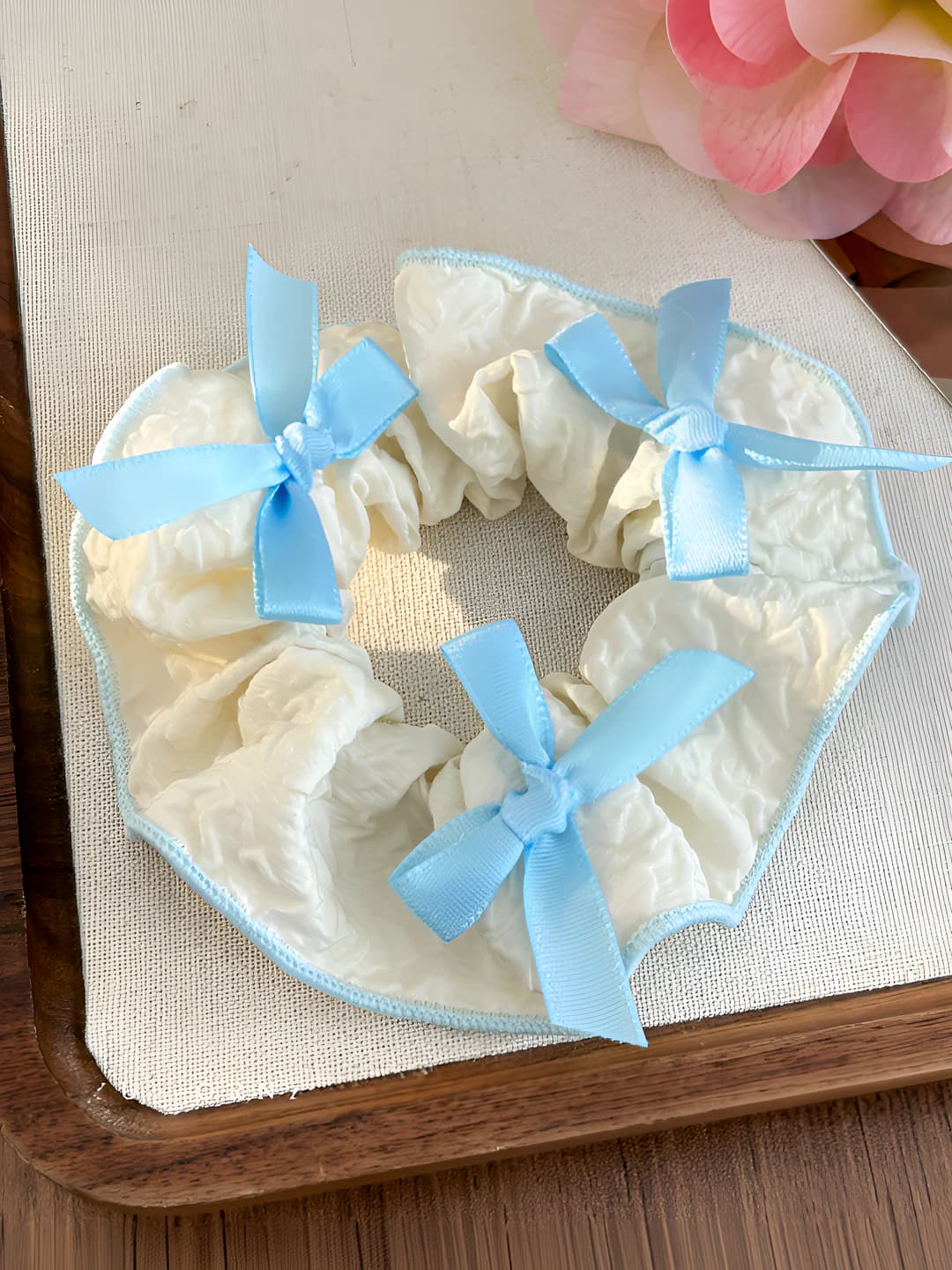 Blue-white bow, white 10 cm