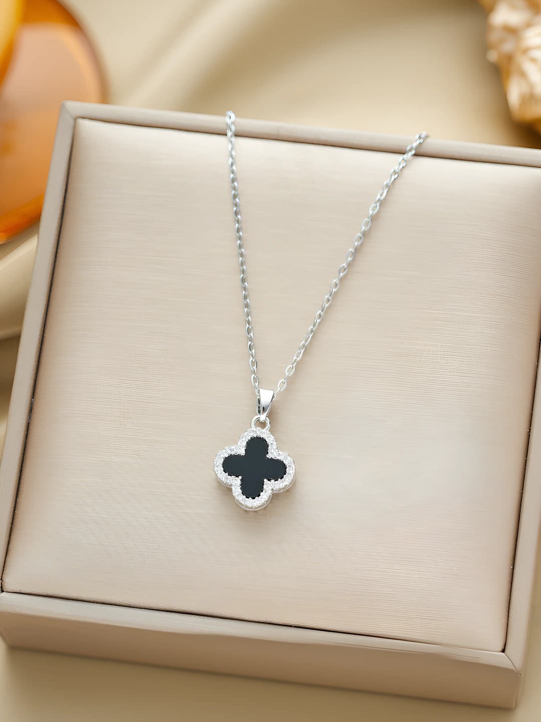 Women's summer four-leaf clover Chanel-style elegant collarbone necklace