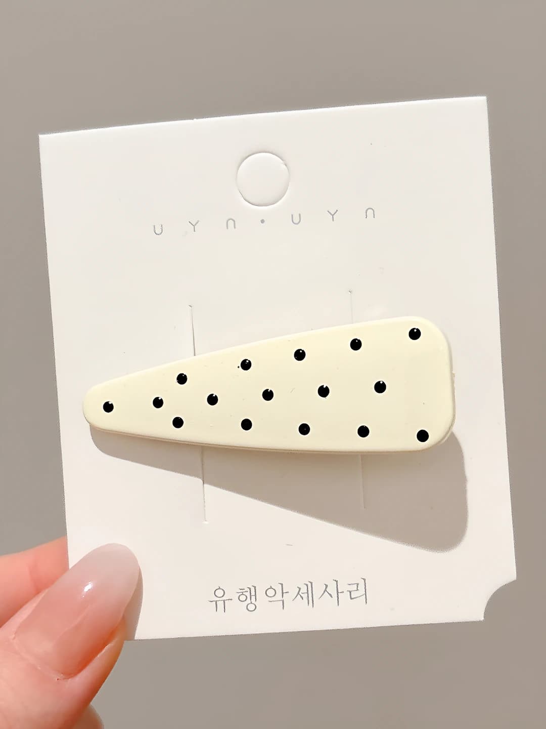 2# Бежевый в чёрный горошек зажим ~5.7cm