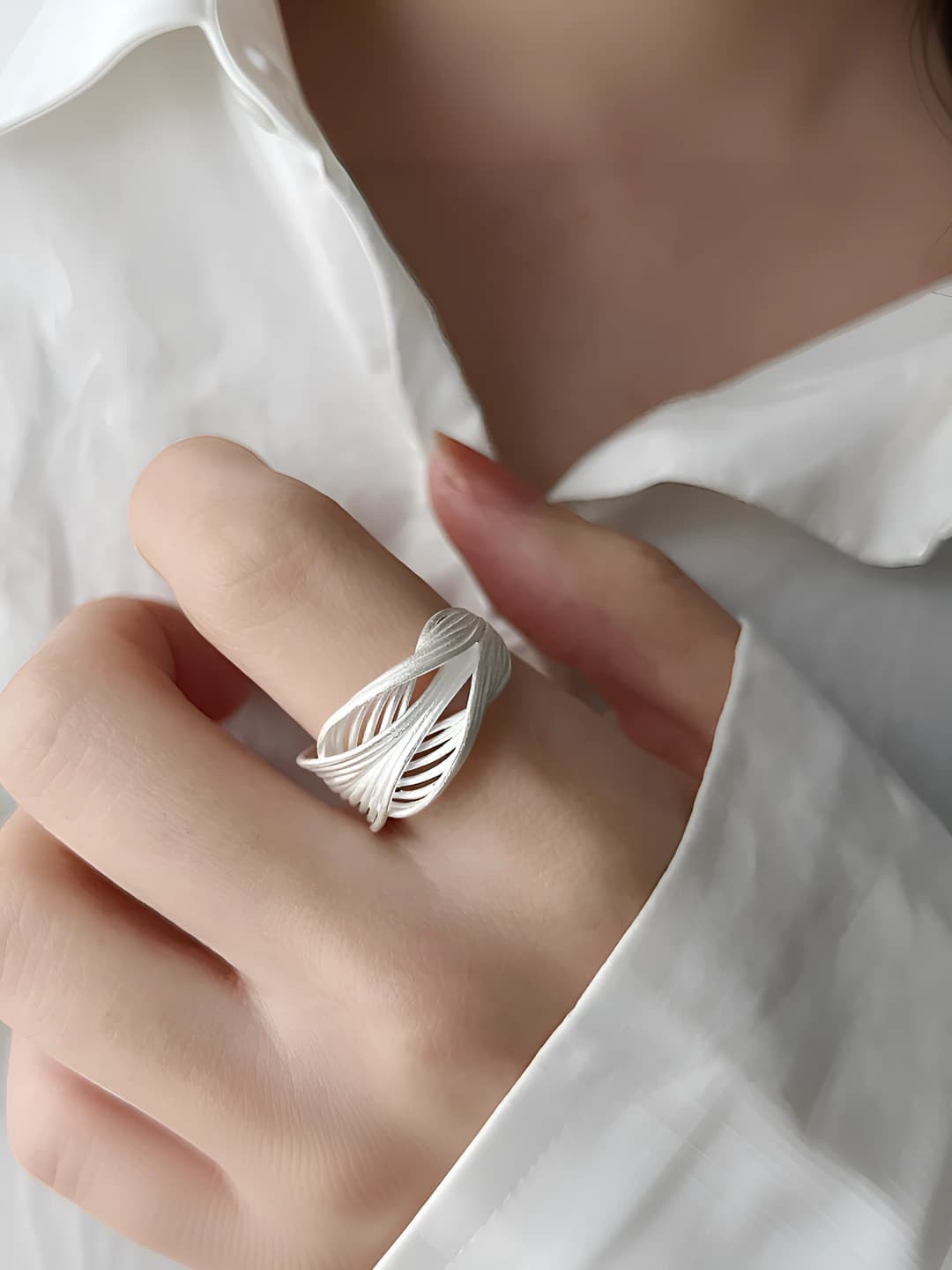 Women's matte ring with geometric lines, open