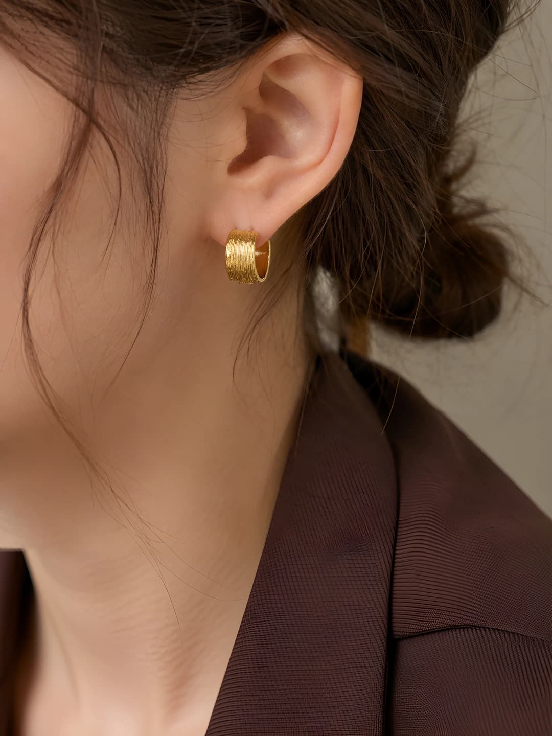 Women's minimalist style geometric circle textured earrings