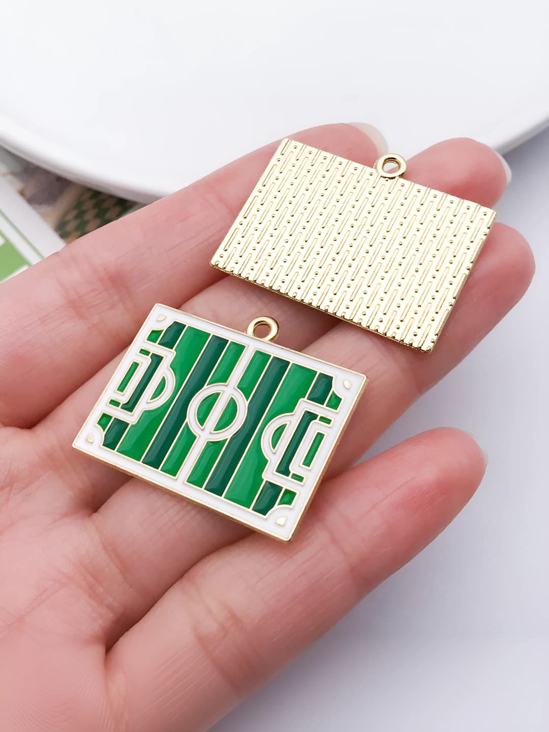 Зелёный эмаль стадион 24x30mm-2.9g