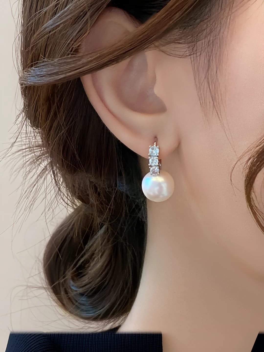 Women's pearl drop earrings with white pearls and diamonds, ins style design element