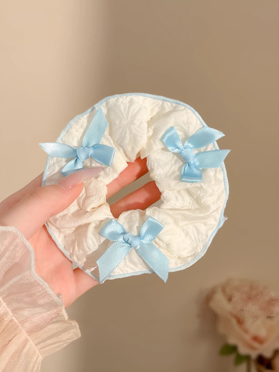 Blue-white bow, white 10 cm