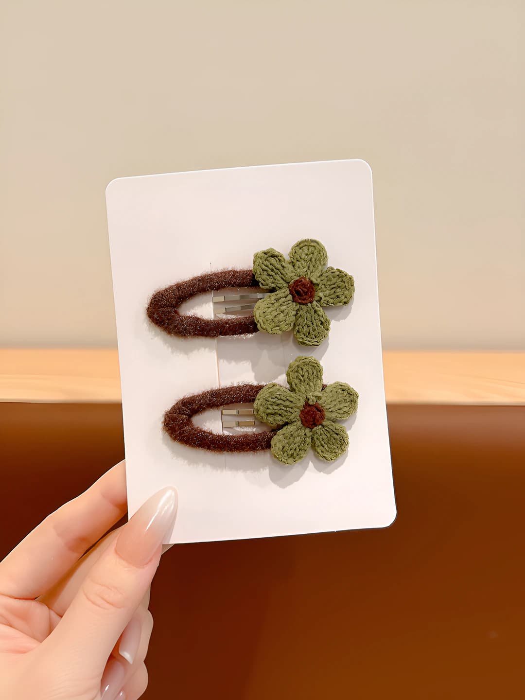Green knitted floral clip, ~6 cm