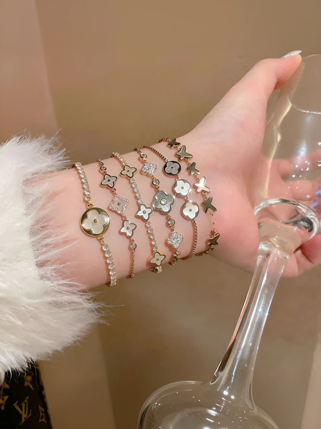 Women's Korean style bracelet with mother of pearl and zirconia flowers